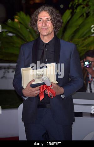 Cannes, Frankreich. 27. Mai 2023. Jonathan Glazer posiert mit dem Grand Prix Award für die „Zone of Interest“ während der Fotokonferenz der Gewinner der Palme D'Or beim jährlichen Filmfestival 76. im Palais des Festivals am Samstag, den 27. Mai 2023 in Cannes, Frankreich. Foto: Rocco Spaziani/UPI Credit: UPI/Alamy Live News Stockfoto