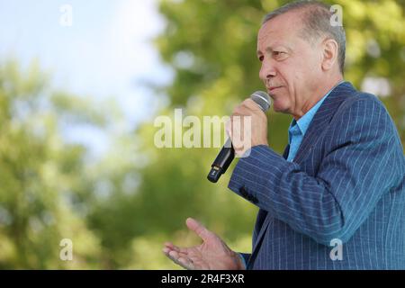 Istanbul, Türkei. 27. Mai 2023. Der türkische Präsident Recep Tayyip Erdogan spricht bei seiner letzten Wahlkampfveranstaltung über die zweite Wahlkampfrunde am 27. Mai 2023 in Istanbul, Türkei. Präsident Erdogan und sein Rivale Kemal Kilicdaroglu von der Republikanischen Volkspartei (CHP) wurden zu einer abgeschlossenen Wahl gezwungen, als beide nicht mehr als 50 Prozent der Stimmen bei den Wahlen im Mai 14 erhalten konnten. Die Schlussabstimmung findet am Sonntag, dem 28. Mai, statt. Foto: Pressestelle des türkischen Präsidenten/Kredit: UPI/Alamy Live News Stockfoto