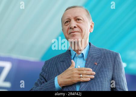 Istanbul, Türkei. 27. Mai 2023. Der türkische Präsident Recep Tayyip Erdogan spricht bei seiner letzten Wahlkampfveranstaltung über die zweite Wahlkampfrunde am 27. Mai 2023 in Istanbul, Türkei. Präsident Erdogan und sein Rivale Kemal Kilicdaroglu von der Republikanischen Volkspartei (CHP) wurden zu einer abgeschlossenen Wahl gezwungen, als beide nicht mehr als 50 Prozent der Stimmen bei den Wahlen im Mai 14 erhalten konnten. Die Schlussabstimmung findet am Sonntag, dem 28. Mai, statt. Foto: Pressestelle des türkischen Präsidenten/Kredit: UPI/Alamy Live News Stockfoto