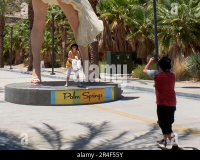 Palm Springs, Kalifornien, USA. 26. Mai 2023. Touristen besuchen die 26 m hohe Skulptur „Forever Marilyn“ von Seward Johnson im Zentrum von Palm Springs. (Kreditbild: © Ian L. SITREN/ZUMA Press Wire) NUR REDAKTIONELLE VERWENDUNG! Nicht für den kommerziellen GEBRAUCH! Stockfoto