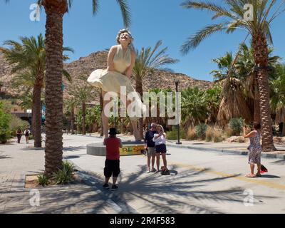 Palm Springs, Kalifornien, USA. 26. Mai 2023. Touristen besuchen die 26 m hohe Skulptur „Forever Marilyn“ von Seward Johnson im Zentrum von Palm Springs. (Kreditbild: © Ian L. SITREN/ZUMA Press Wire) NUR REDAKTIONELLE VERWENDUNG! Nicht für den kommerziellen GEBRAUCH! Stockfoto