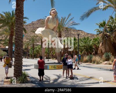 Palm Springs, Kalifornien, USA. 26. Mai 2023. Touristen besuchen die 26 m hohe Skulptur „Forever Marilyn“ von Seward Johnson im Zentrum von Palm Springs. (Kreditbild: © Ian L. SITREN/ZUMA Press Wire) NUR REDAKTIONELLE VERWENDUNG! Nicht für den kommerziellen GEBRAUCH! Stockfoto