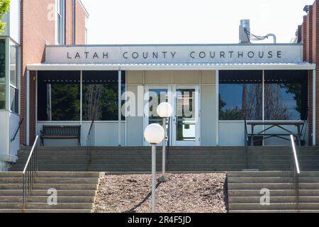 Moskau, ID, USA - 23. Mai 2023; Eingangsstufen zum Latah County Courthouse in Moskau, Idaho, ohne Einwohner Stockfoto