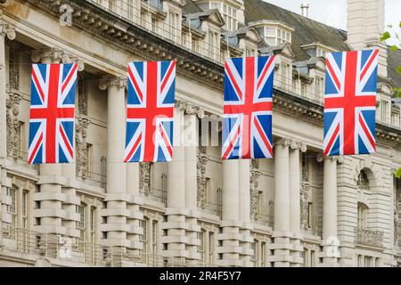 London, Großbritannien - 09. Mai 2023; Row of Union Jack Flags über der Regent Street in London Stockfoto