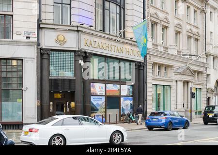 London, Großbritannien - 09. Mai 2023; Botschaft der Republik Kasachstan London mit Blick auf die Straße und Nationalflagge Stockfoto