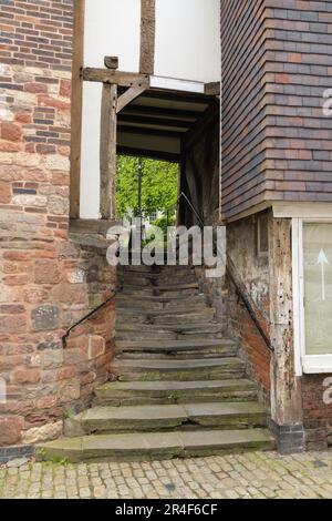 Historische Bear-Stufen führen von der Fish Street zum St Alkmund's Place in Shrewsbury Shropshire UK Stockfoto