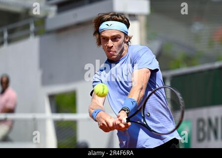 Paris, Frankreich. 27. Mai 2023. Andrey Rublev bei den French Open, Grand-Slam-Tennisturnier am 27. Mai 2023 im Roland-Garros-Stadion in Paris, Frankreich. Kredit: Victor Joly/Alamy Live News Stockfoto