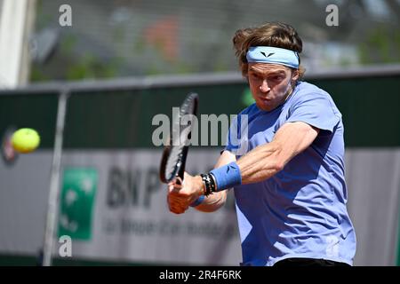 Paris, Frankreich. 27. Mai 2023. Andrey Rublev bei den French Open, Grand-Slam-Tennisturnier am 27. Mai 2023 im Roland-Garros-Stadion in Paris, Frankreich. Kredit: Victor Joly/Alamy Live News Stockfoto