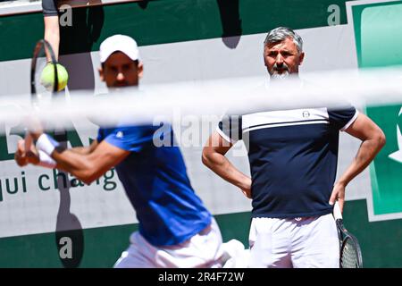 Paris, Frankreich. 27. Mai 2023. Novak Djokovics Trainer Goran Ivanisevic während des Grand-Slam-Tennisturniers der French Open am 27. Mai 2023 im Roland-Garros-Stadion in Paris, Frankreich. Kredit: Victor Joly/Alamy Live News Stockfoto