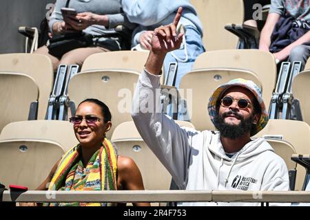 Ehemaliger französisch-amerikanischer Basketballspieler Joakim NOAH mit seiner Frau Lais RIBEIRO brasilianisches Modell während des Konzerts seines Vaters, des französischen Sängers und ehemaligen Tennisspielers Yannick NOAH bei Roland-Garros 2023, Grand-Slam-Tennisturnier, Vorschau am 27. Mai 2023 im Roland-Garros-Stadion in Paris, Frankreich - Foto: Matthieu Mirville/DPPI/LiveMedia Stockfoto