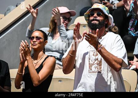 Ehemaliger französisch-amerikanischer Basketballspieler Joakim NOAH mit seiner Frau Lais RIBEIRO brasilianisches Modell während des Konzerts seines Vaters, des französischen Sängers und ehemaligen Tennisspielers Yannick NOAH bei Roland-Garros 2023, Grand-Slam-Tennisturnier, Vorschau am 27. Mai 2023 im Roland-Garros-Stadion in Paris, Frankreich - Foto: Matthieu Mirville/DPPI/LiveMedia Stockfoto