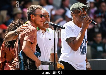 Französischer Sänger und ehemaliger Tennisspieler Yannick NOAH, ehemaliger schwedischer Tennisspieler Mats WILANDER und ehemaliger iranischer Tennisspieler Mansour BAHRAMI treten während eines Konzerts bei Roland-Garros 2023, Grand-Slam-Tennisturnier, Vorschau am 27. Mai 2023 im Roland-Garros-Stadion in Paris auf der Bühne auf - Foto: Matthieu Mirville/DPPI/LiveMedia Stockfoto