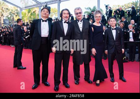 Cannes, Frankreich. 27. Mai 2023. Takuma Takasaki, Koji Yakusho, Donata Wenders, Wim Wenders, Koji Yanai, die am 27. Mai 2023 im Rahmen des Filmfestivals 76. in Cannes, Frankreich, am Rotteppich und an der Vorführung der Elementalen teilnehmen. Foto: Aurore Marechal/ABACAPRESS.COM Kredit: Abaca Press/Alamy Live News Stockfoto