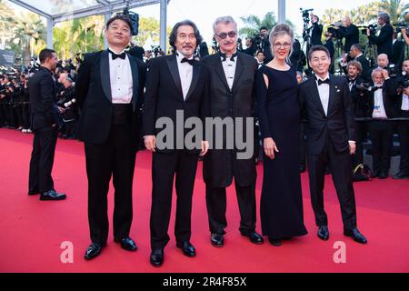 Cannes, Frankreich. 27. Mai 2023. Takuma Takasaki, Koji Yakusho, Donata Wenders, Wim Wenders, Koji Yanai, die am 27. Mai 2023 im Rahmen des Filmfestivals 76. in Cannes, Frankreich, am Rotteppich und an der Vorführung der Elementalen teilnehmen. Foto: Aurore Marechal/ABACAPRESS.COM Kredit: Abaca Press/Alamy Live News Stockfoto