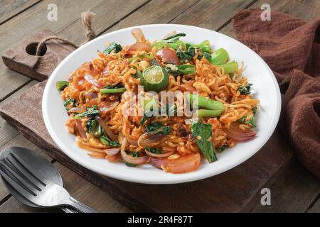 Dry Instant Noodles oder Maggi Goreng sind eine Lieblingsmahlzeit in Malaysia, Indonesien und Singapur. Stockfoto