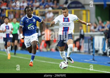 Straßburg, Frankreich. 27. Mai 2023. Kylian Mbappe von PSG, verließ Ismael Doukoure von Straßburg während der französischen Meisterschaft Ligue 1 Uber isst Fußballspiel zwischen RC Strasbourg Elsace (RCSA) und Paris Saint-Germain (PSG) am 27. Mai 2023 im Stade de La Meinau in Straßburg, Frankreich - Foto Jean Catuffe/DPPI Live Media/Alamy News Stockfoto