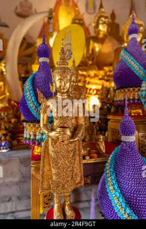 Buddha-Statuen in Ubosot (Ordnungshalle) des Wat Intharawihan (Wat Intharavihan) - thailändischer buddhistischer Tempel in Bangkok, Thailand Stockfoto
