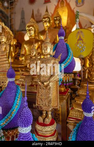 Buddha-Statuen in Ubosot (Ordnungshalle) des Wat Intharawihan (Wat Intharavihan) - thailändischer buddhistischer Tempel in Bangkok, Thailand Stockfoto