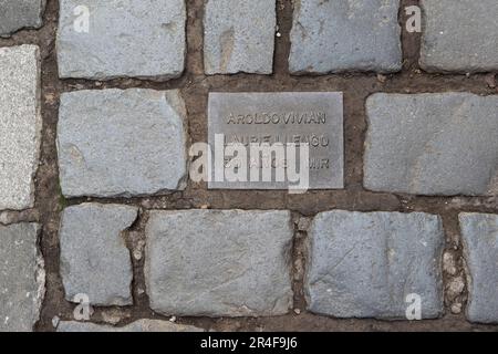 Gedenkstätte auf dem Steinboden vor Londres 38 (früher ein Folterhaus in den 70 und 80), Santiago, Chile Stockfoto