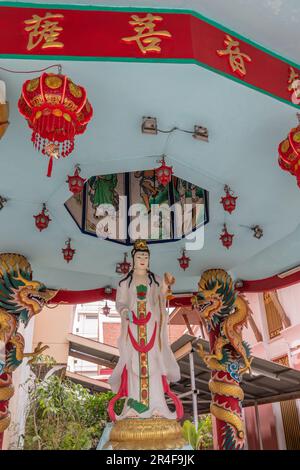 Guanyin (Göttin der Barmherzigkeit) Schrein im Wat Intharawihan (Wat Intharavihan) - thailändischer buddhistischer Tempel in Bangkok, Thailand Stockfoto