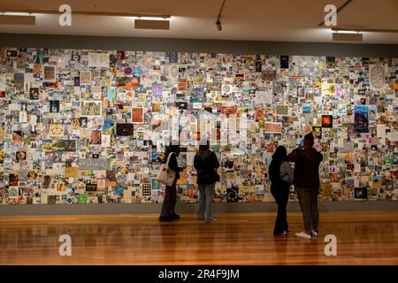 Kunstausstellung in MAVI (Museo de Artes Visuales) in Santiago, Chile: "Es ist besser, sich das Ende der Welt vorzustellen als das Ende des Kapitalismus" Stockfoto