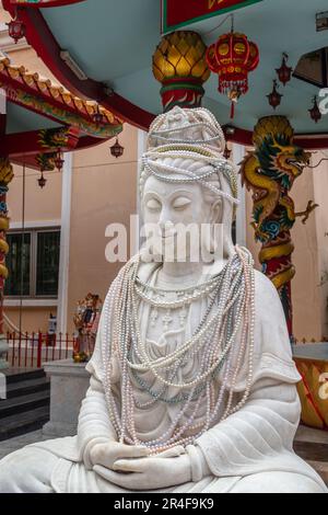 Guanyin (Göttin der Barmherzigkeit) Schrein im Wat Intharawihan (Wat Intharavihan) - thailändischer buddhistischer Tempel in Bangkok, Thailand Stockfoto