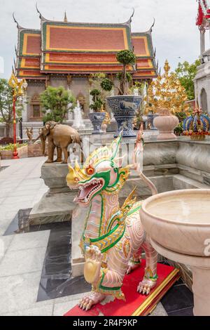 Statuen am Wat Intharawihan (Wat Intharavihan) - thailändischer buddhistischer Tempel in Bangkok, Thailand Stockfoto