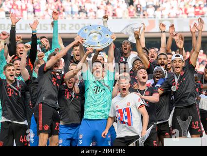 Preisverleihung, Jubilation Team M mit der Meisterschaftstrophäe, der Torwart Manuel NEUER (M) hält, Team, Team, Cup, Fußball 1. Bundesliga, 34. Spieltag, FC Köln (K) - FC Bayern München (M) 1: 2 Uhr, 27. Mai 2023 in Köln/Deutschland. #DFL-Vorschriften verbieten die Verwendung von Fotografien als Bildsequenzen und/oder quasi-Video # Stockfoto