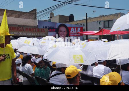 Nezahualcoyotl, Mexiko. 27. Mai 2023. 27. Mai 2023 in Ciudad Nezahualcóyotl, Mexiko: Die Menschen nehmen an der politischen Kundgebung Alejandra Del Moral Teil, Kandidat für das Amt des Gouverneurs des Staates Mexiko, um die politische Kampagne abzuschließen. Am 27. Mai 2023 in Nezahualcóyotl, Bundesstaat Mexiko, Mexiko. (Foto: Carlos Santiago/Kredit: Eyepix Group/Alamy Live News Stockfoto