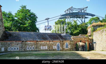 Seilbahn über dem Innenhof der Festung Ehrenbreitstein in Koblenz am Rhein. Stockfoto