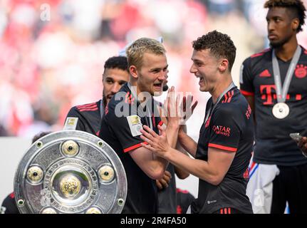 Köln, Deutschland. 27. Mai 2023. Preisverleihung von links nach rechts Matthijs DE LIGT (M) mit Benjamin PAVARD (M) vor der Meisterschafts-Trophäe Fußball 1. Bundesliga, 34. Spieltag, FC Köln (K) - FC Bayern München (M) 1: 2, am 27. Mai 2023 in Köln, Deutschland. #DFL-Vorschriften verbieten die Verwendung von Fotografien als Bildsequenzen und/oder quasi-Video # Credit: dpa/Alamy Live News Stockfoto