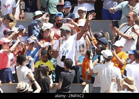 Yannick Noah von Frankreich tritt 40 Jahre nach seinem Sieg bei den French Open 1983 während des Kids' Day bei einem Konzert auf dem Zentralgericht auf und taufte nun am Vorabend der French Open 2023 den „Yannick Noah Day“, das zweite Grand-Slam-Tennisturnier der Saison am 27. Mai. 2023 im stade Roland-Garros in Paris, Frankreich - Foto: Jean Catuffe/DPPI/LiveMedia Stockfoto