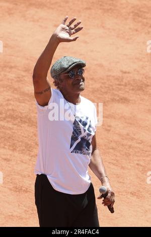 Yannick Noah von Frankreich tritt 40 Jahre nach seinem Sieg bei den French Open 1983 während des Kids' Day bei einem Konzert auf dem Zentralgericht auf und taufte nun am Vorabend der French Open 2023 den „Yannick Noah Day“, das zweite Grand-Slam-Tennisturnier der Saison am 27. Mai. 2023 im stade Roland-Garros in Paris, Frankreich - Foto: Jean Catuffe/DPPI/LiveMedia Stockfoto