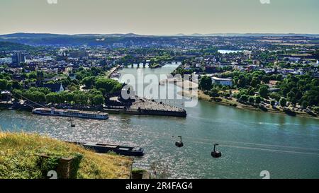 Blick über Koblenz, Deutschland, mit deutschem Eck oder deutscher Ecke, Rhein und Mosel. Foto von der Festung Ehrenbreitstein. Stockfoto