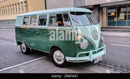 Wunderschön restaurierter VW Hippie Camper Wagon aus den 60er Jahren in Grün und Weiß. Ein klassisches deutsches Oldtimer von ikonischer Statur. Stockfoto