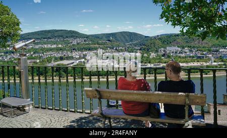 Seniorenpaar genießt den Blick über den Rhein vom Schloss Stolzenfels in der Nähe der Stadt Koblenz. Stockfoto