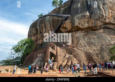 Ein Blick von der alten Lion Platform auf die Sigiriya Rock Fortress bei Sigiriya im Zentrum von Sri Lanka mit Blick auf den Felsen-Gipfel. Stockfoto