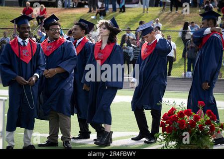 Dallas, Georgia, USA. 27. Mai 2023. Kai-Lynn Diamond, 18, feiert ihren Abschluss an der Paulding County High School, verließ ihre Vergangenheit als Junge, der ein Mädchen wurde, und blickt auf ein einfacheres Leben in ihrem richtigen Geschlecht. Sie wurde im zweiten Jahr in der Highschool im Alter von 16 Jahren zu einer Frau. „Es war eine einsame Zeit“, sagte sie. Sie ist dankbar, dass sie sich zu einem Zeitpunkt, bevor Georgiens neue SB140 im Jahr 2023 verabschiedet wurde, verändert hat, was die geschlechtsspezifische medizinische Versorgung in diesem Alter illegal gemacht hätte. „Wenn ich jünger wäre und nicht zu dem geworden wäre, der ich wirklich bin, wäre ich wohl nicht hier Stockfoto