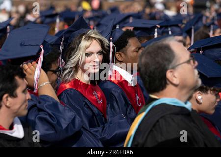 Dallas, Georgia, USA. 27. Mai 2023. Kai-Lynn Diamond, 18, feiert ihren Abschluss an der Paulding County High School, verließ ihre Vergangenheit als Junge, der ein Mädchen wurde, und blickt auf ein einfacheres Leben in ihrem richtigen Geschlecht. Sie wurde im zweiten Jahr in der Highschool im Alter von 16 Jahren zu einer Frau. „Es war eine einsame Zeit“, sagte sie. Sie ist dankbar, dass sie sich zu einem Zeitpunkt, bevor Georgiens neue SB140 im Jahr 2023 verabschiedet wurde, verändert hat, was die geschlechtsspezifische medizinische Versorgung in diesem Alter illegal gemacht hätte. „Wenn ich jünger wäre und nicht zu dem geworden wäre, der ich wirklich bin, wäre ich wohl nicht hier Stockfoto