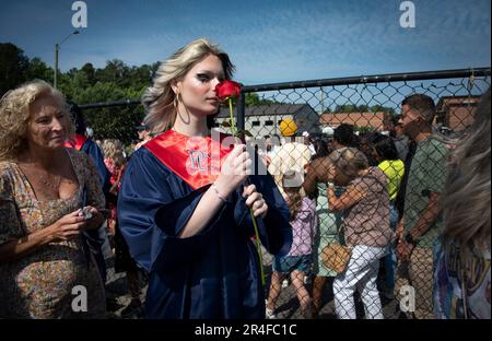 Dallas, Georgia, USA. 27. Mai 2023. Kai-Lynn Diamond, 18, feiert ihren Abschluss an der Paulding County High School, verließ ihre Vergangenheit als Junge, der ein Mädchen wurde, und blickt auf ein einfacheres Leben in ihrem richtigen Geschlecht. Sie wurde im zweiten Jahr in der Highschool im Alter von 16 Jahren zu einer Frau. „Es war eine einsame Zeit“, sagte sie. Sie ist dankbar, dass sie sich zu einem Zeitpunkt, bevor Georgiens neue SB140 im Jahr 2023 verabschiedet wurde, verändert hat, was die geschlechtsspezifische medizinische Versorgung in diesem Alter illegal gemacht hätte. „Wenn ich jünger wäre und nicht zu dem geworden wäre, der ich wirklich bin, wäre ich wohl nicht hier Stockfoto