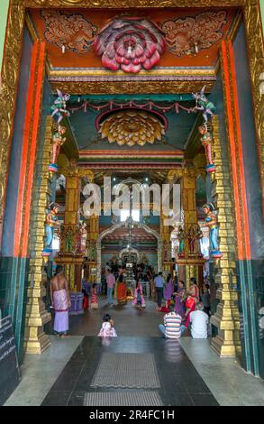 Der Blick vom Eingang in den Sri Muthumariamman Thevasthanam Hindu-Tempel im Matale in Sri Lanka. Stockfoto