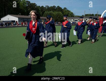 Dallas, Georgia, USA. 27. Mai 2023. Kai-Lynn Diamond, 18, feiert ihren Abschluss an der Paulding County High School, verließ ihre Vergangenheit als Junge, der ein Mädchen wurde, und blickt auf ein einfacheres Leben in ihrem richtigen Geschlecht. Sie wurde im zweiten Jahr in der Highschool im Alter von 16 Jahren zu einer Frau. „Es war eine einsame Zeit“, sagte sie. Sie ist dankbar, dass sie sich zu einem Zeitpunkt, bevor Georgiens neue SB140 im Jahr 2023 verabschiedet wurde, verändert hat, was die geschlechtsspezifische medizinische Versorgung in diesem Alter illegal gemacht hätte. „Wenn ich jünger wäre und nicht zu dem geworden wäre, der ich wirklich bin, wäre ich wohl nicht hier Stockfoto