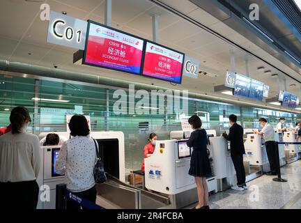 Shanghai, Internationaler Flughafen Hongqiao im Schanghai im Osten Chinas. 28. Mai 2023. Passagiere, die den ersten kommerziellen Flug C919 nehmen, Chinas selbst entwickeltes großes Passagierflugzeug, checken am Hongqiao International Airport in Ostchina's Shanghai am 28. Mai 2023 ein. C919 startete am Sonntag seinen ersten kommerziellen Flug von Shanghai nach Peking und markierte damit seinen offiziellen Eintritt in den Zivilluftfahrtmarkt. Kredit: Ding Ting/Xinhua/Alamy Live News Stockfoto