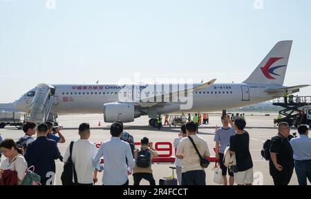 Schanghai. 28. Mai 2023. Dieses Foto wurde am 28. Mai 2023 aufgenommen und zeigt eine C919, Chinas selbst entwickeltes großes Passagierflugzeug, vor ihrem ersten kommerziellen Flug im Schanghai im Osten Chinas. C919 startete am Sonntag seinen ersten kommerziellen Flug von Shanghai nach Peking und markierte damit seinen offiziellen Eintritt in den Zivilluftfahrtmarkt. Kredit: Ding Ting/Xinhua/Alamy Live News Stockfoto