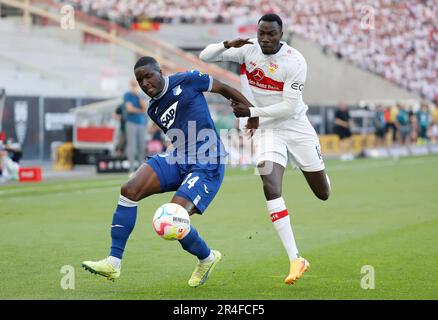 Stuttgart, Deutschland. 27. Mai 2023. Silas Katompa Mvumpa (R) aus Stuttgart wehrt sich mit Stanley Nsoki aus Hoffenheim während des deutschen Bundesliga-Fußballspiels in der ersten Abteilung zwischen VfB Stuttgart und TSG Hoffenheim in Stuttgart, Deutschland, 27. Mai 2023. Kredit: Philippe Ruiz/Xinhua/Alamy Live News Stockfoto