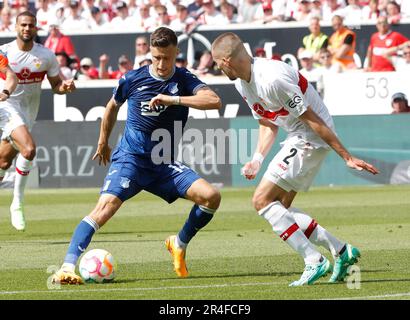 Stuttgart, Deutschland. 27. Mai 2023. Waldemar Anton (R) von Stuttgart wehrt sich mit Christoph Baumgartner von Hoffenheim während des deutschen Bundesliga-Fußballspiels in der ersten Division zwischen VfB Stuttgart und TSG Hoffenheim in Stuttgart, Deutschland, 27. Mai 2023. Kredit: Philippe Ruiz/Xinhua/Alamy Live News Stockfoto