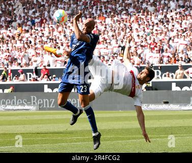 Stuttgart, Deutschland. 27. Mai 2023. Konstantinos Mavropanos (R) aus Stuttgart wehrt sich mit John Anthony Brooks aus Hoffenheim während des deutschen Bundesliga-Fußballspiels der ersten Liga zwischen VfB Stuttgart und TSG Hoffenheim in Stuttgart, Deutschland, 27. Mai 2023. Kredit: Philippe Ruiz/Xinhua/Alamy Live News Stockfoto