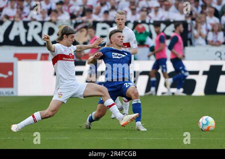 Stuttgart, Deutschland. 27. Mai 2023. Borna Sosa (L) von Stuttgart wehrt sich mit Finn Ole Becker aus Hoffenheim während des deutschen Bundesliga-Fußballspiels der ersten Liga zwischen VfB Stuttgart und TSG Hoffenheim in Stuttgart, Deutschland, 27. Mai 2023. Kredit: Philippe Ruiz/Xinhua/Alamy Live News Stockfoto