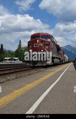 Ein kanadischer Pacific Diesel-Güterzug, der durch Banff, Alberta, Kanada mit 130 Güterwagen fährt. Stockfoto