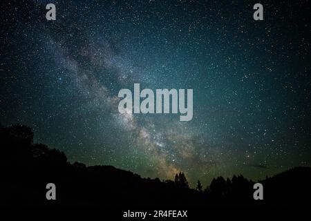 Dunkler Himmel voller Sterne mit der Milchstraße. Karpaten, Polen. Stockfoto